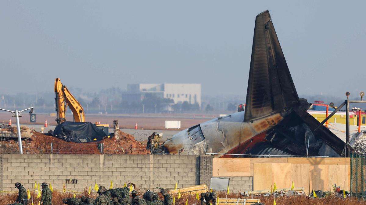 La caja negra del avión de Corea del Sur dejó de funcionar cuatro minutos antes del accidente