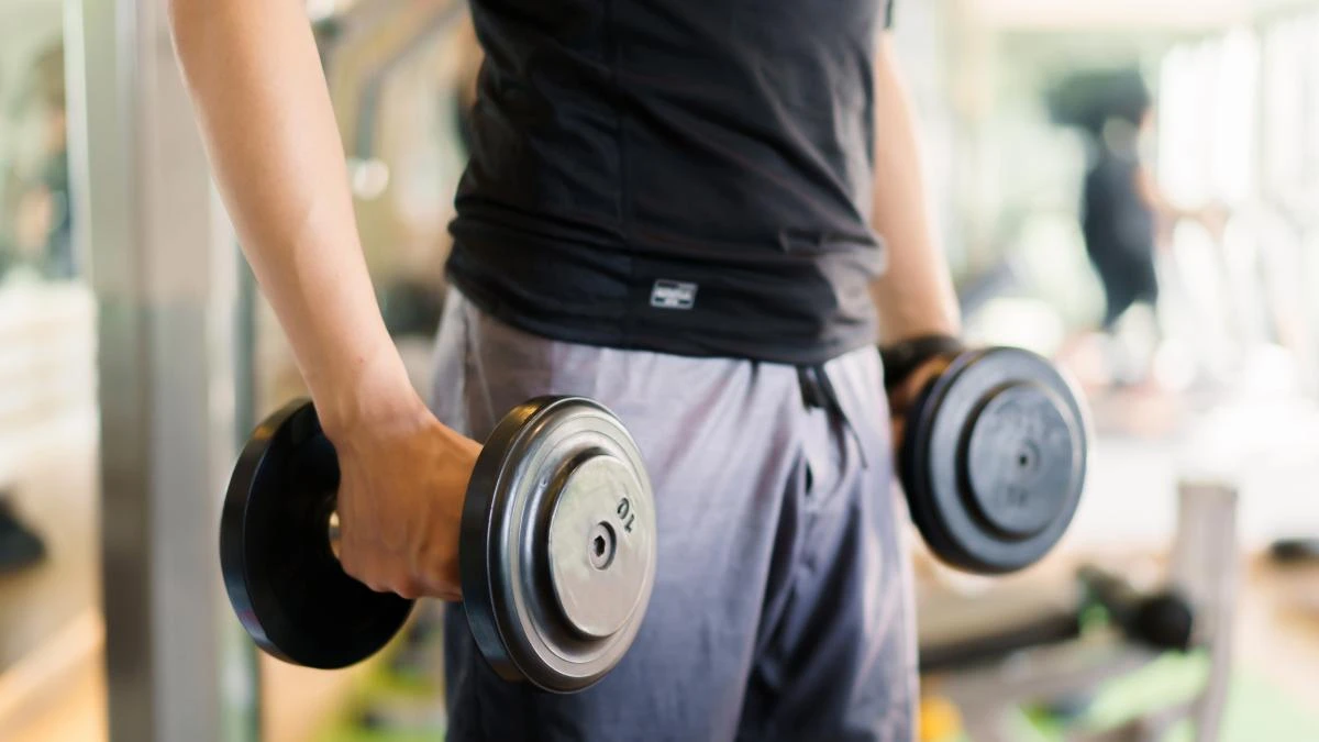 Pillado levantando pesas en un gimnasio un empleado de hotel de baja médica por una hernia discal: despido disciplinario confirmado