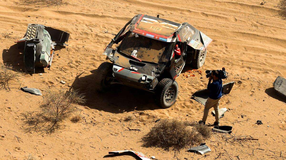 Santolino gana en motos y Loeb pierde 49 minutos tras un espectacular vuelco