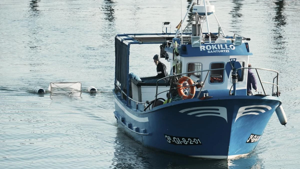 Un hombre intenta matar a su esposa y arroja su cuerpo al mar, pero ella se aferra a la parte trasera del barco, llega a la orilla y le denuncia a la policía