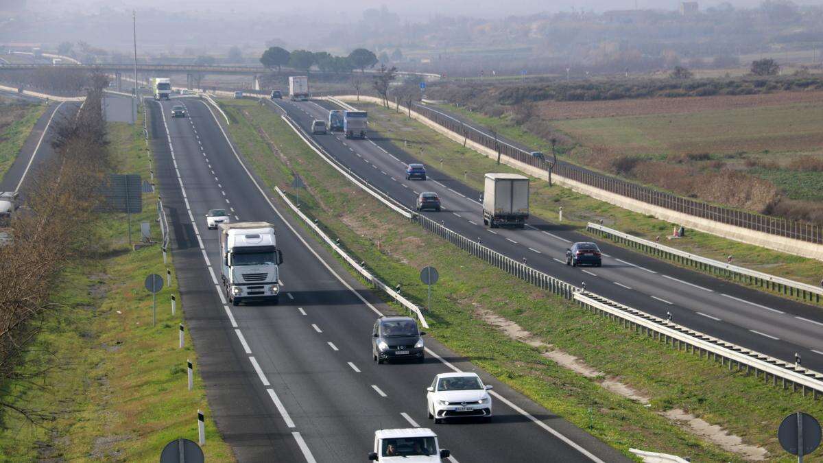 Vuelca un camión, muere el chofer y vecinos saquean la carga mientras los rescatistas trabajaban en el lugar