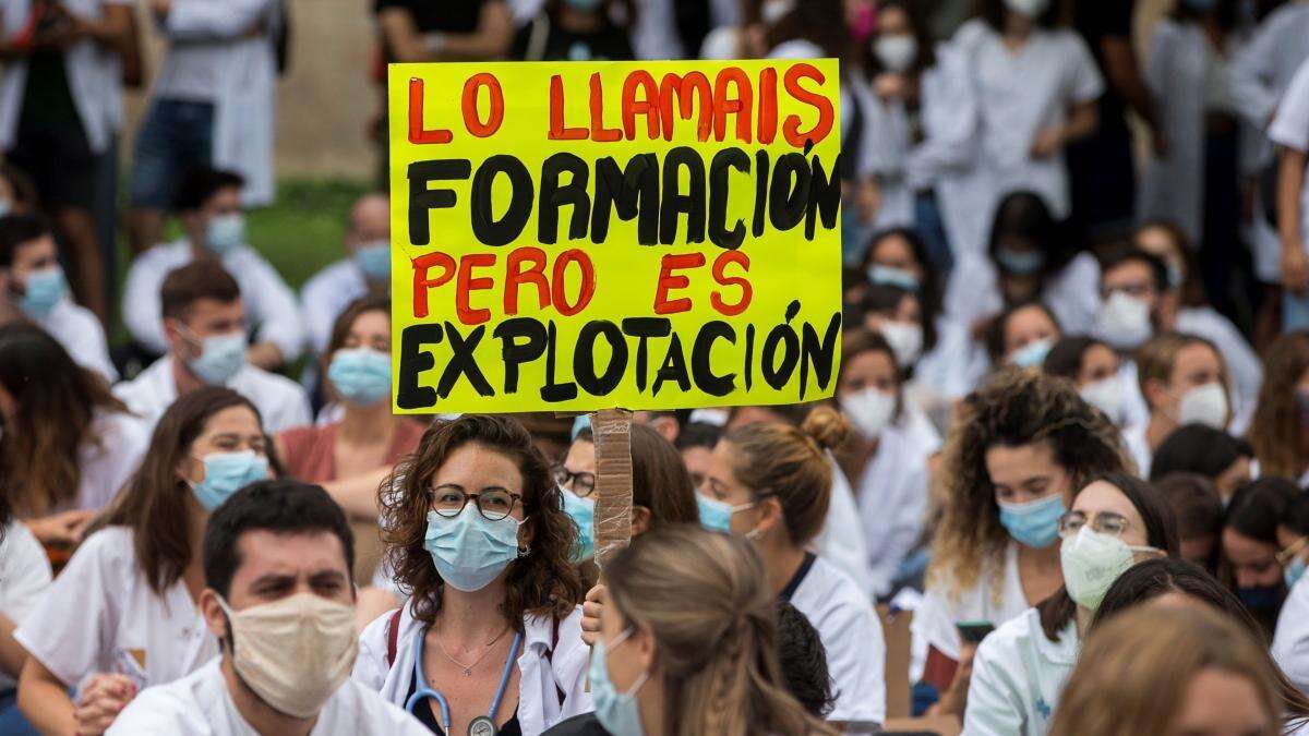 Sanidad ofrecerá contratos estables a los médicos residentes que elijan el sistema público