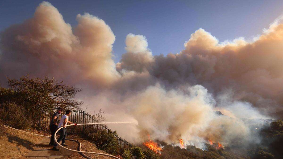 “Esto es el infierno”: el viento expande rápido un incendio que cerca y amenaza a Los Angeles