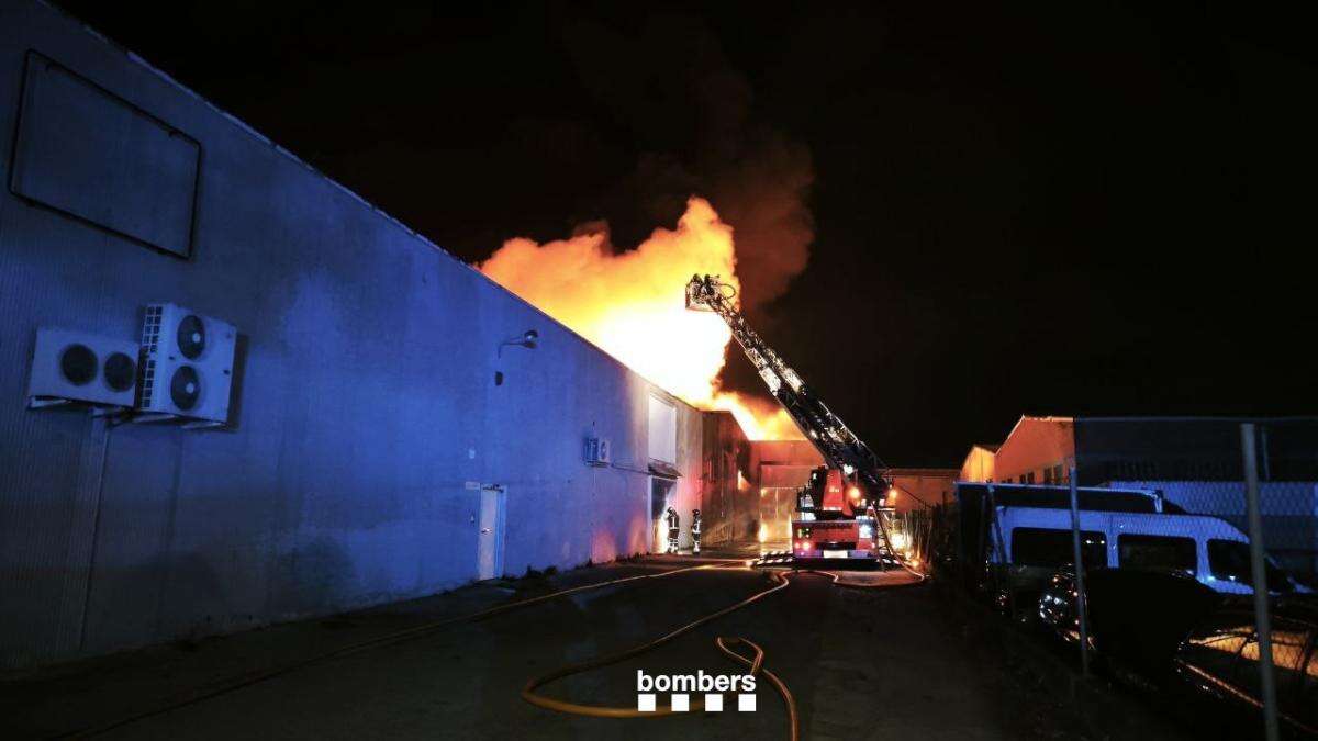 Impresionando incendio en una nave industrial en Igualada esta madrugada