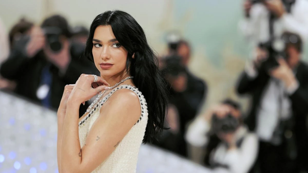 Dua Lipa, cantante de 30 años: “Mis 20 fueron tumultuosos, pero ahora he llegado a un lugar donde me cuido y disfruto de lo que soy; me siento invencible”