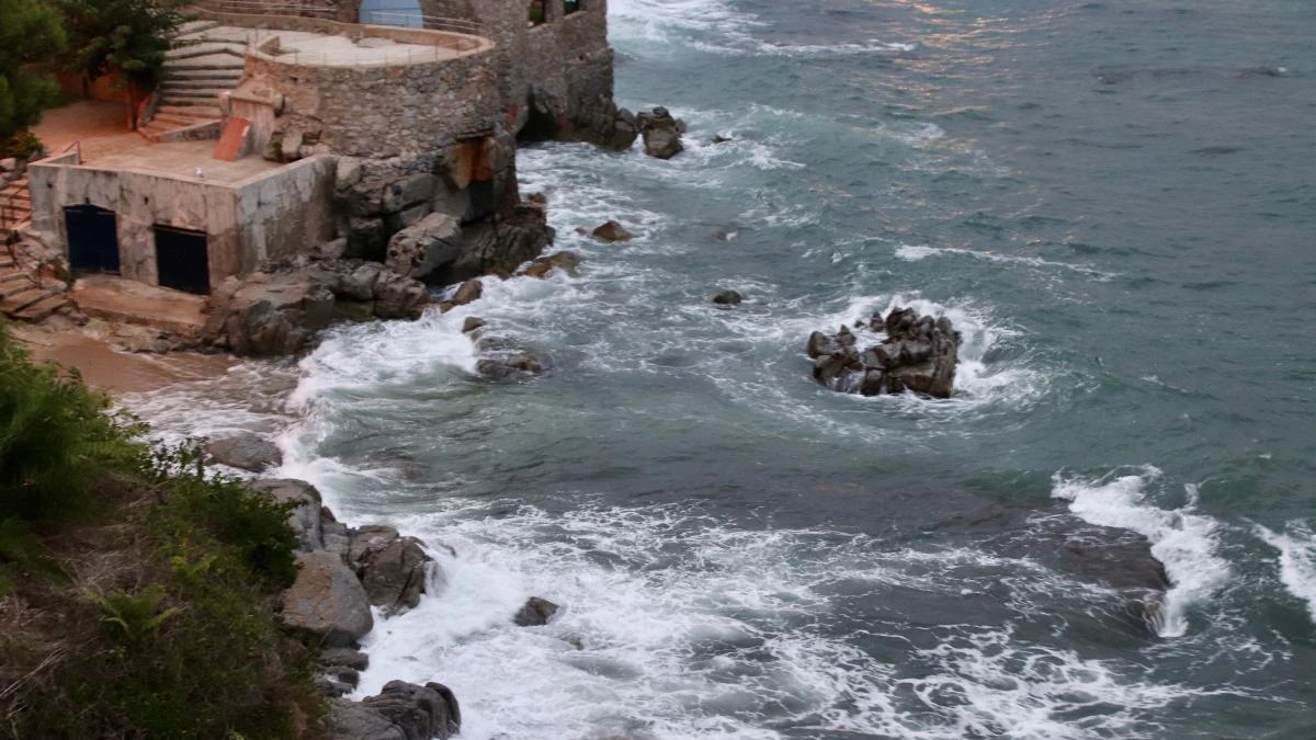 Manto gris sobre Calella de Palafrugell