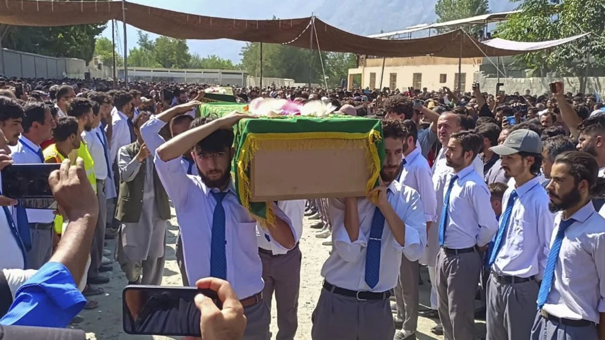 Un alud sepulta a 15 voluntarios que reparaban un canal en el Himalaya y mata a 8
