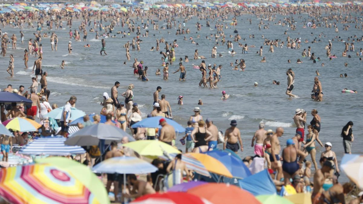 La costa valenciana roza el 90% de ocupación en un puente clave para la temporada turística