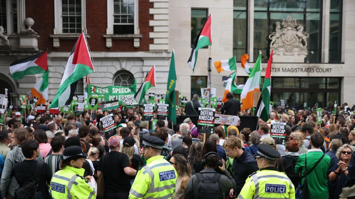 Un miembro des Kneecap comparece ante un tribunal británico acusado de terrorismo