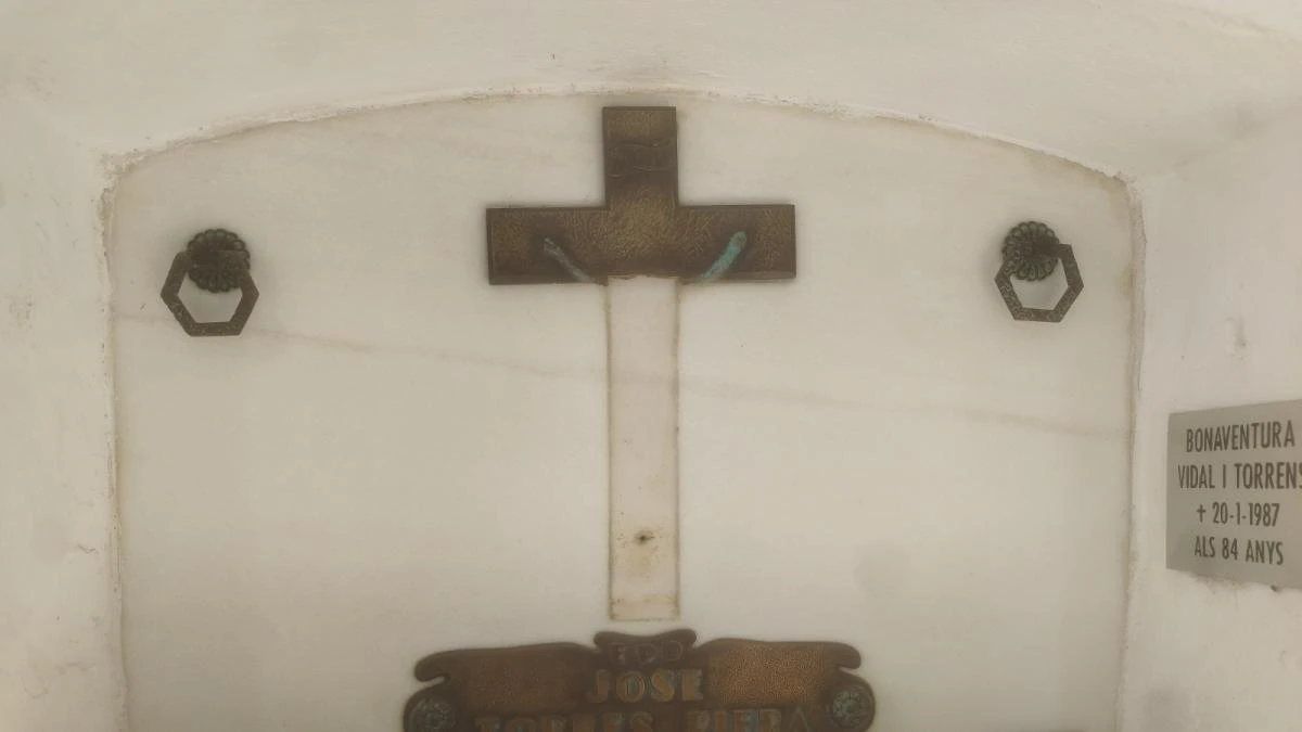 Roban ornamentos de 10 lápidas del cementerio de El Palau d'Anglesola