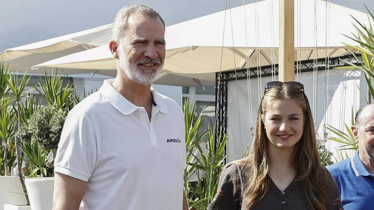 Leonor desea suerte a su padre en el último día de regatas