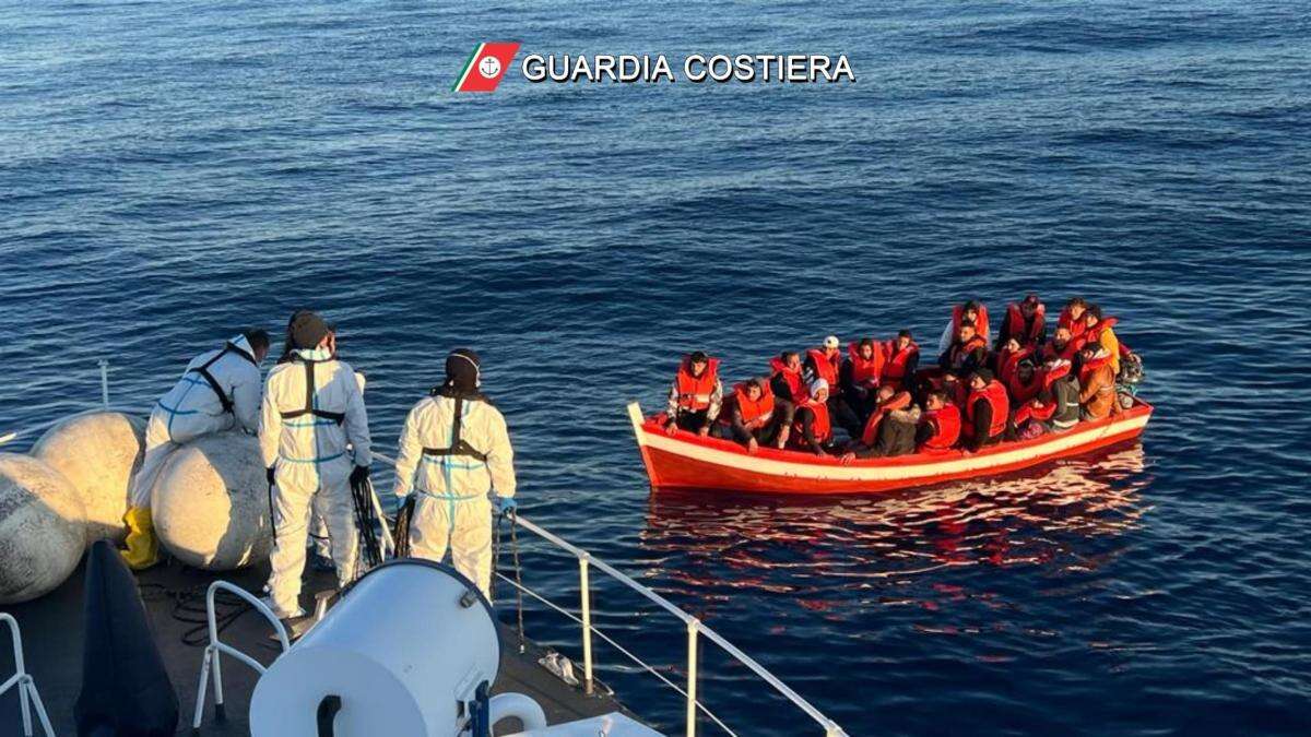 “El capitán se creía invencible”, rescatados más de 40 turistas que naufragaron en el Caribe frente a Colombia