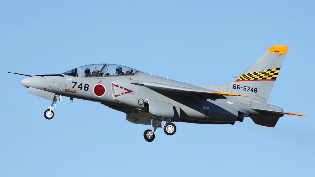 Dos desaparecidos al estrellarse un avión militar japonés
