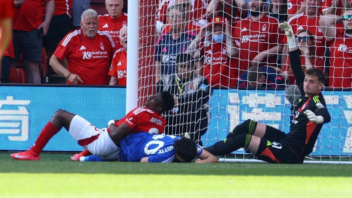 Taiwo Awoniyi, delantero del Nottingham Forest, en coma inducido tras golpearse con un poste