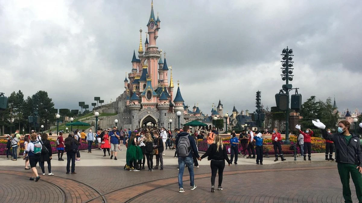 Cuatro detenidos en Disneyland París por simular una boda de una menor de 9 años con un hombre de 22