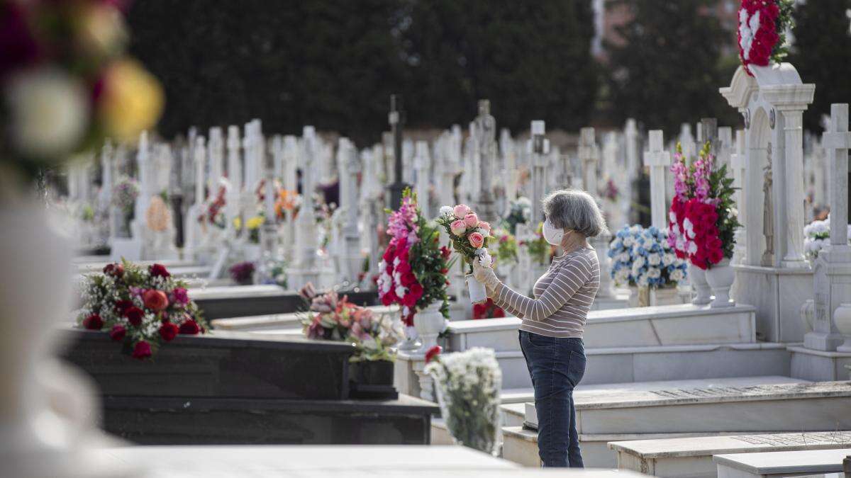 Destrozan de madrugada varias tumbas del cementerio de Sevilla