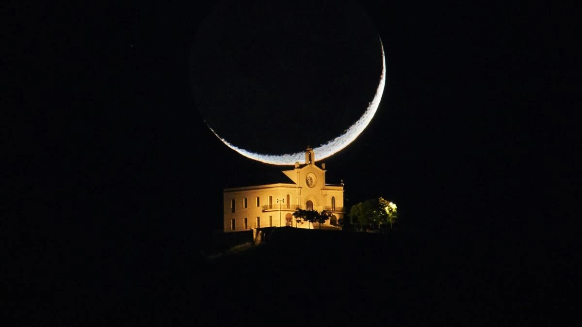 Mira cómo luna creciente se posa sobre la ermita de Sant Ramon