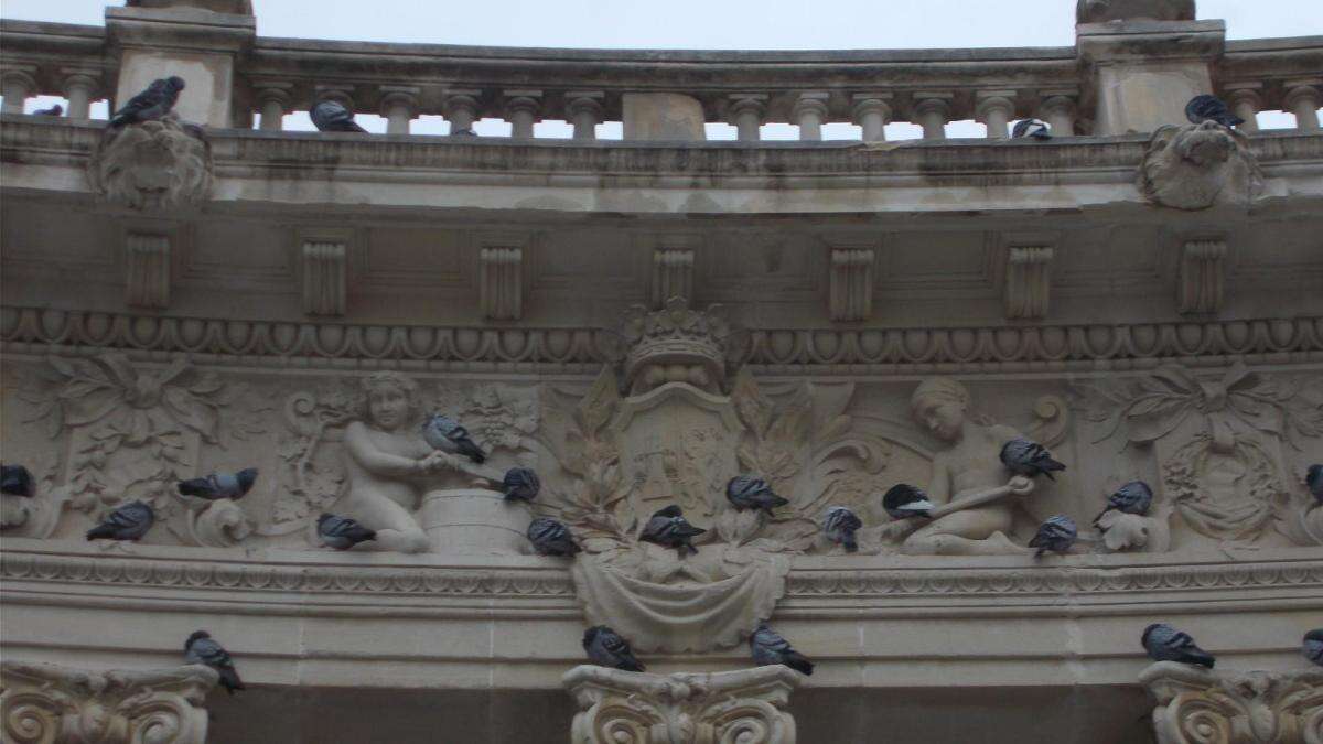 El curioso friso de las palomas en El Retiro