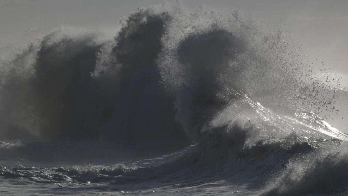 La gran ola cazada en la playa de Gavà