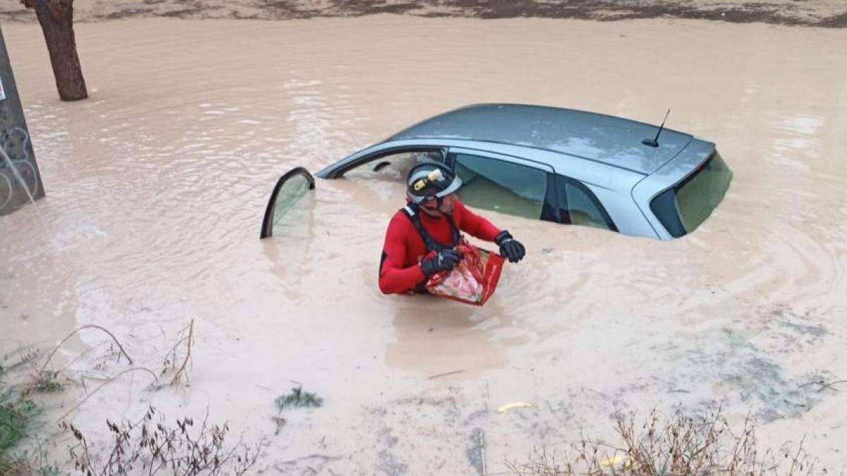 Carreteras cortadas, clases suspendidas y personas atrapadas por las fuertes lluvias en Lorca