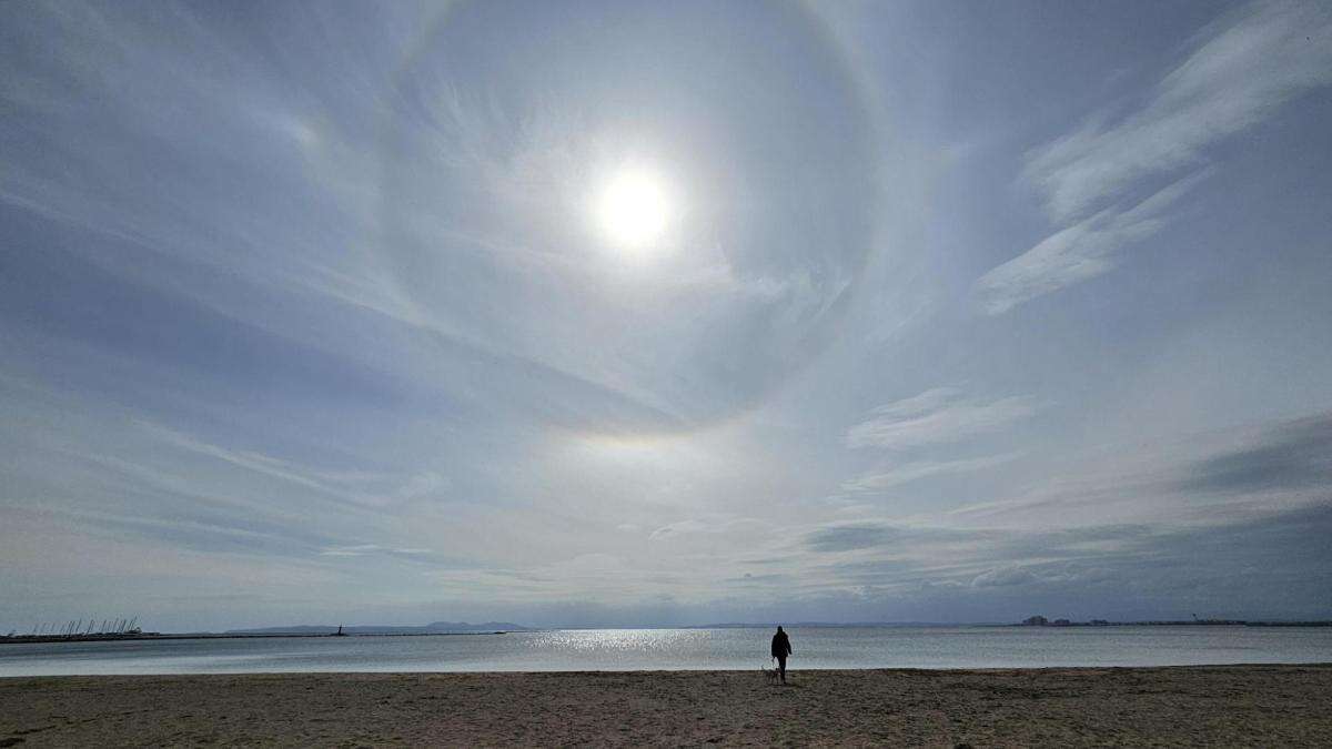 El halo solar perfecto de la bahía de Roses