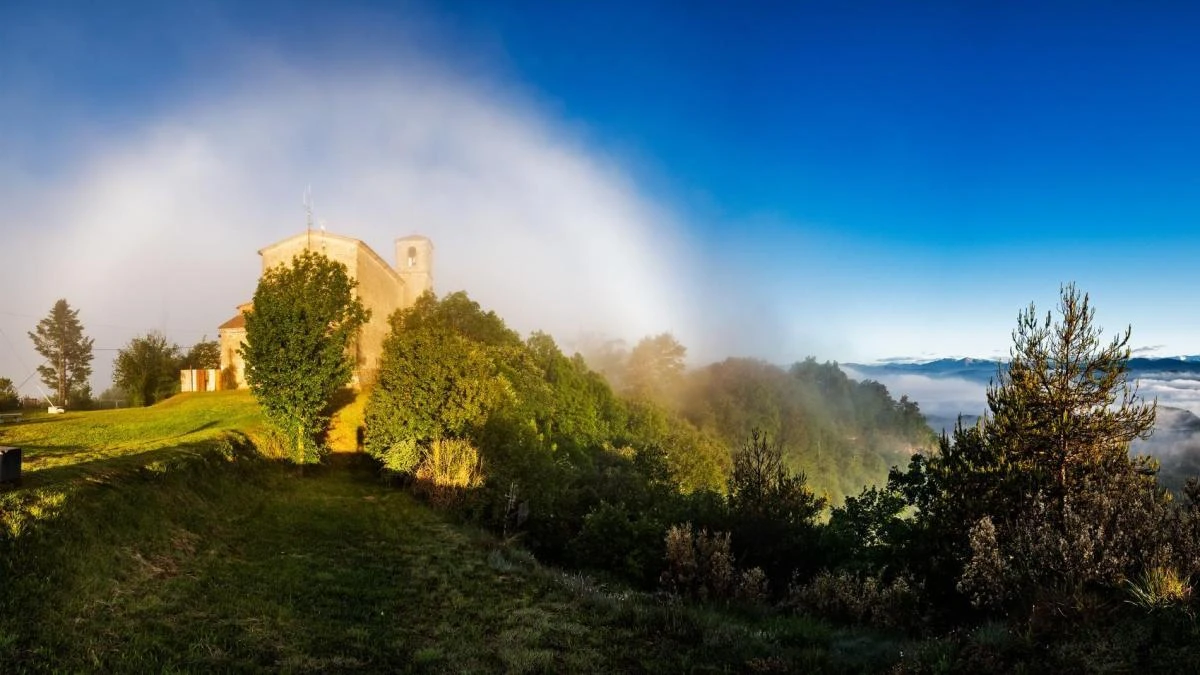 Espectacular arco de niebla en Els Munts