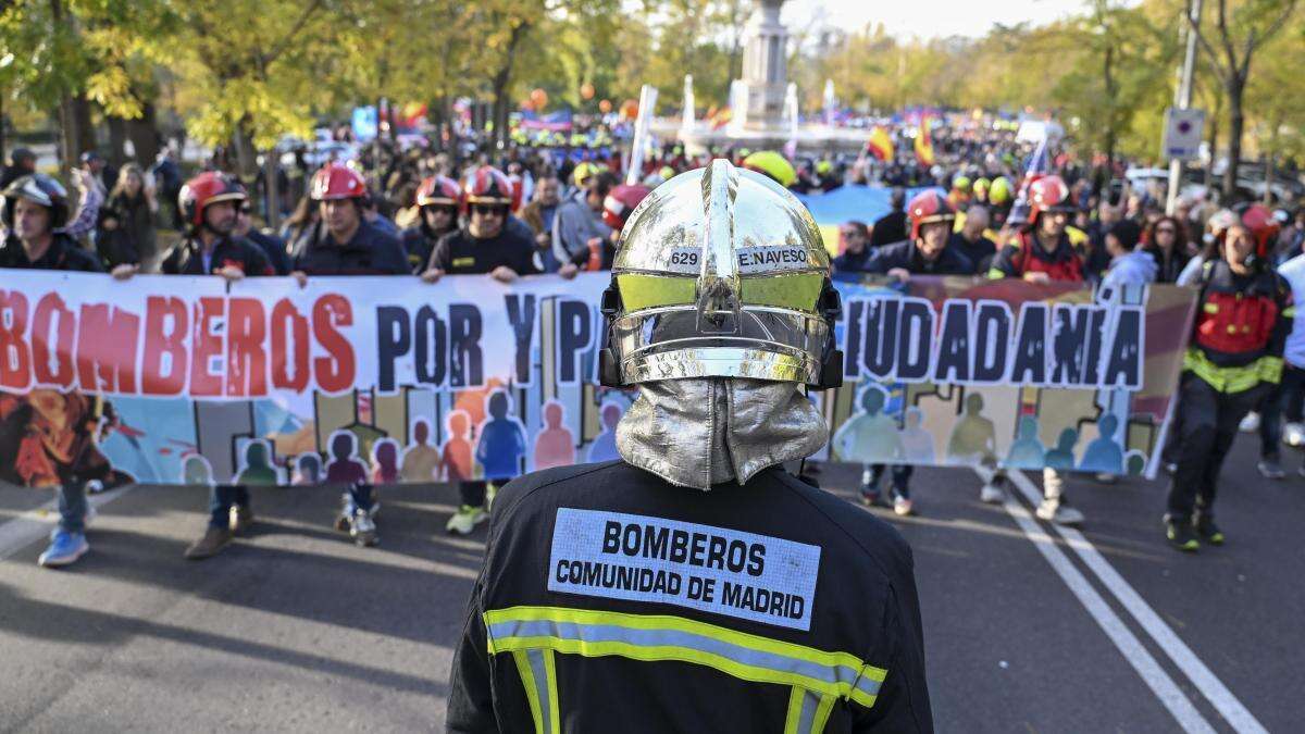 Miles de bomberos se manifiestan por una ley de coordinación ante catástrofes como la DANA