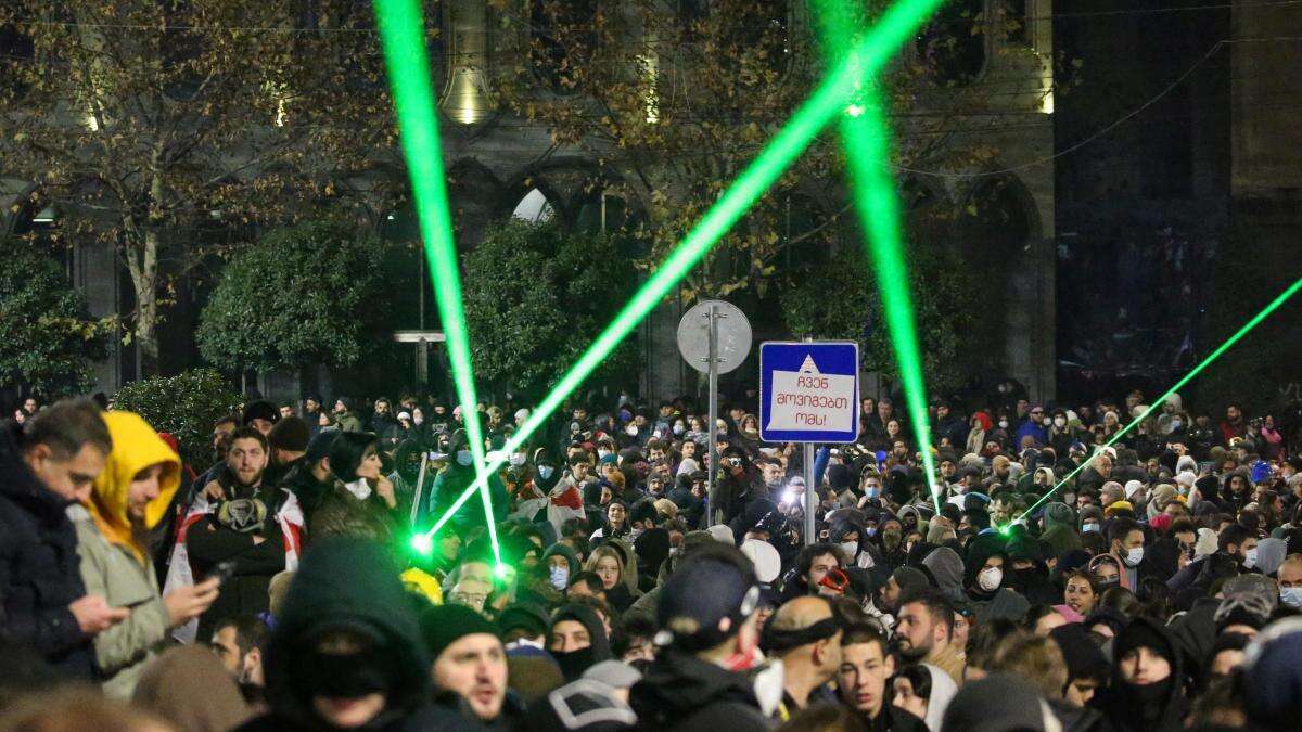 Opositores europeistas protestan por tercer día consecutivo junto al Parlamento de Georgia