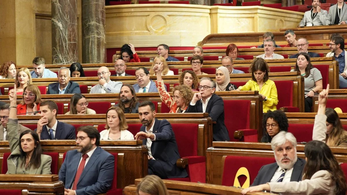 El Parlament avala 22 millones extra para ayuntamientos y cambios en el fondo de transición nuclear