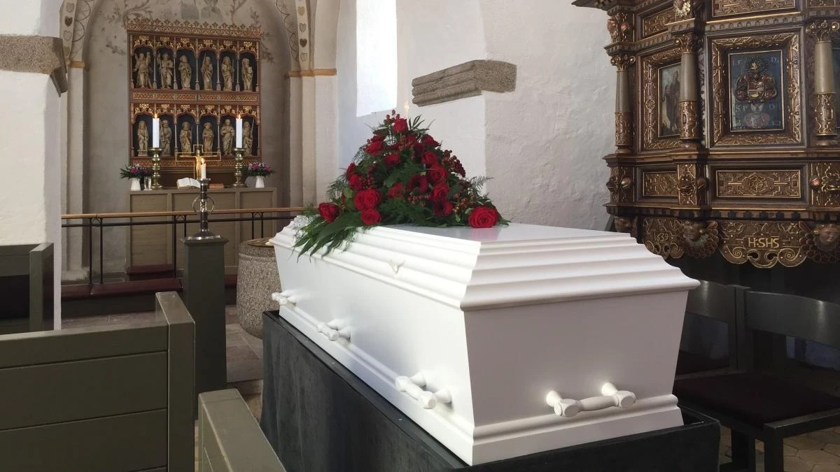 Iban a colocar a una mujer declarada muerta en el ataúd para enterrarla cuando de repente se dan cuenta de que estaba viva