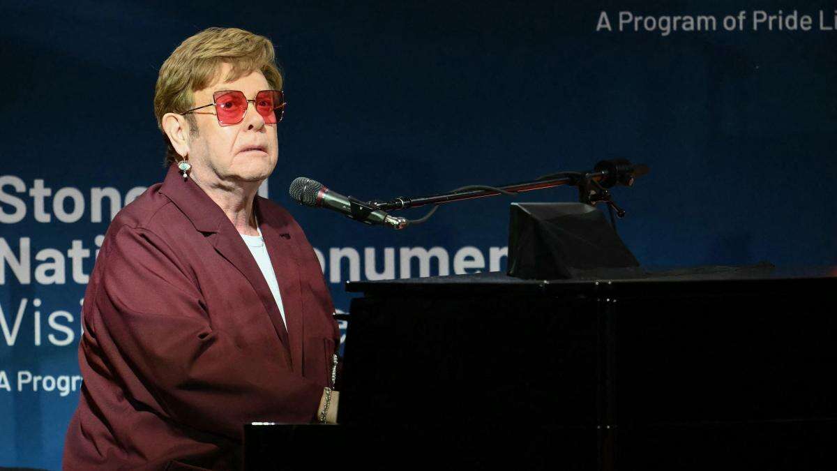 Elton John confiesa haber sufrido una “grave infección ocular” que le ha afectado a la vista