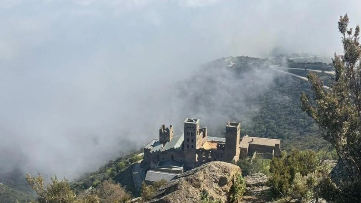 La niebla envuelve Sant Pere de Rodes