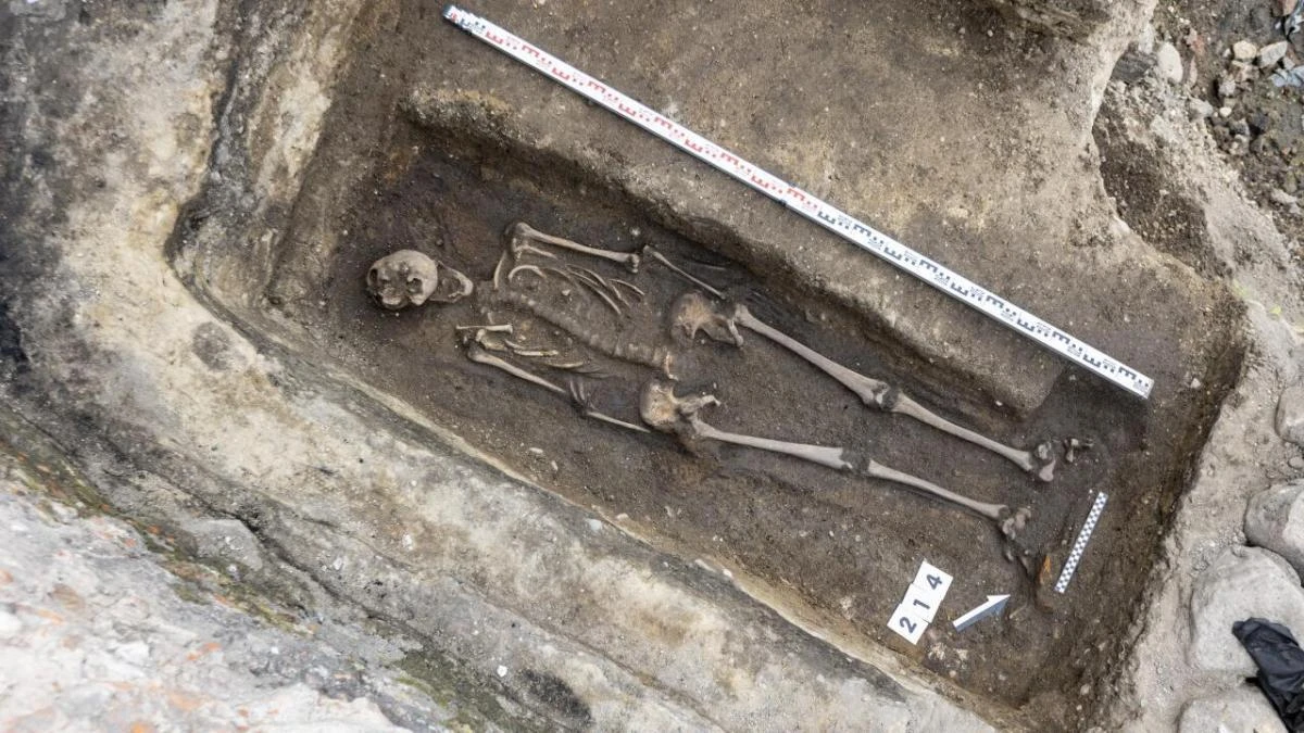 Descubierto debajo de una heladería de Polonia el cuerpo de un misterioso caballero medieval enterrado con una gran losa de piedra caliza