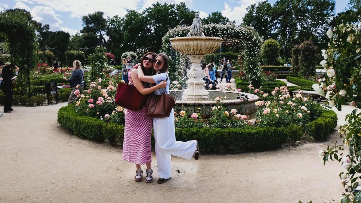 La vida en rosa en el 'necrolimbo' de El Retiro