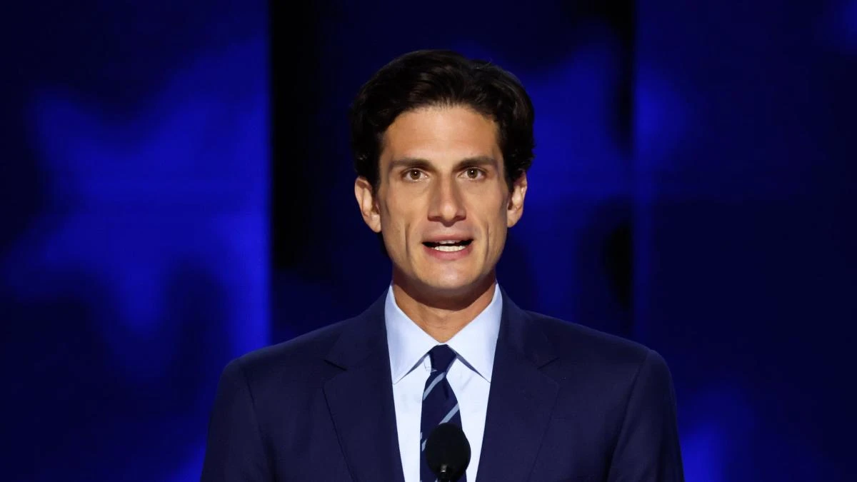 El nieto de JFK parodia a Melania Trump por su carta a Putin con peluca rubia y acento esloveno