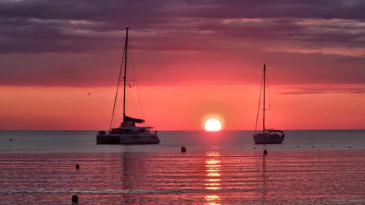 Empúries amanece con el cielo rosado