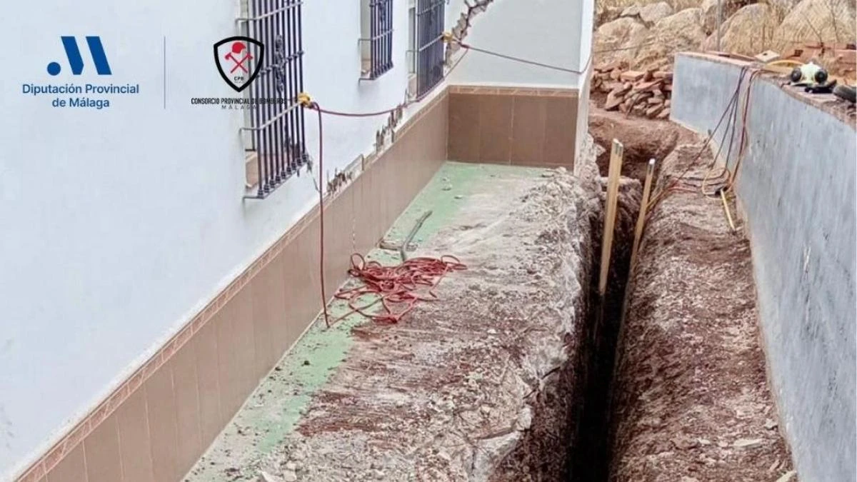 Muere un trabajador sepultado por la arena mientras cavaba una zanja en una obra en Alcaucín