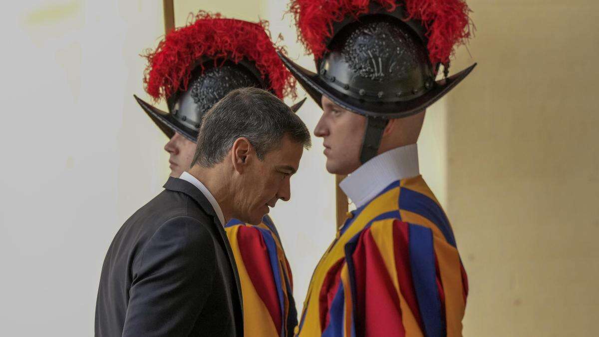 Pedro Sánchez llega al Vaticano para su audiencia con el papa Francisco