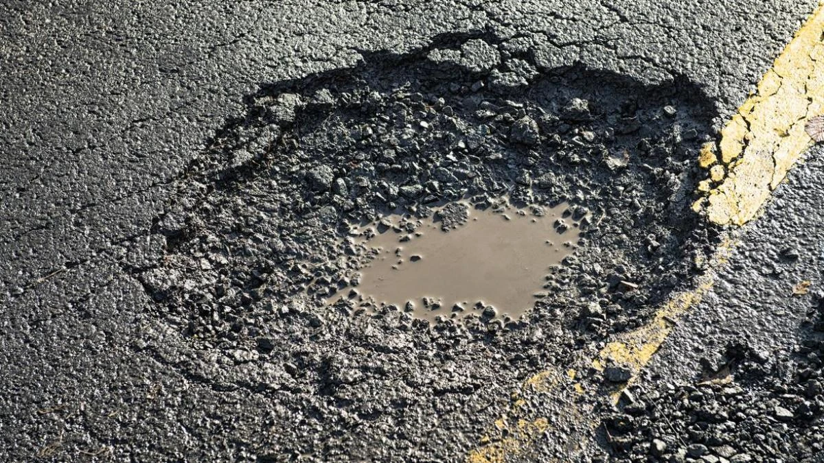 Obligan a pagar 51.123 euros más intereses a un motorista tras un accidente por un socavón de 10 centímetros de profundidad en la carretera