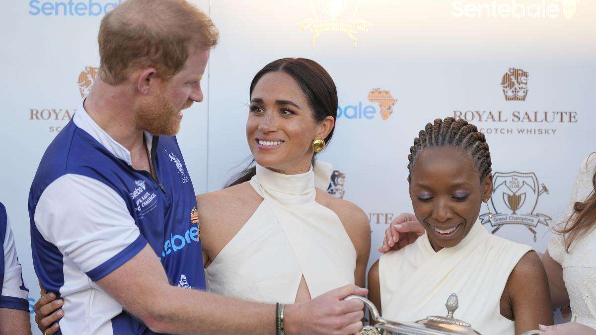 Momento incómodo: El gesto de Meghan Markle para que una mujer no pose junto al príncipe Enrique