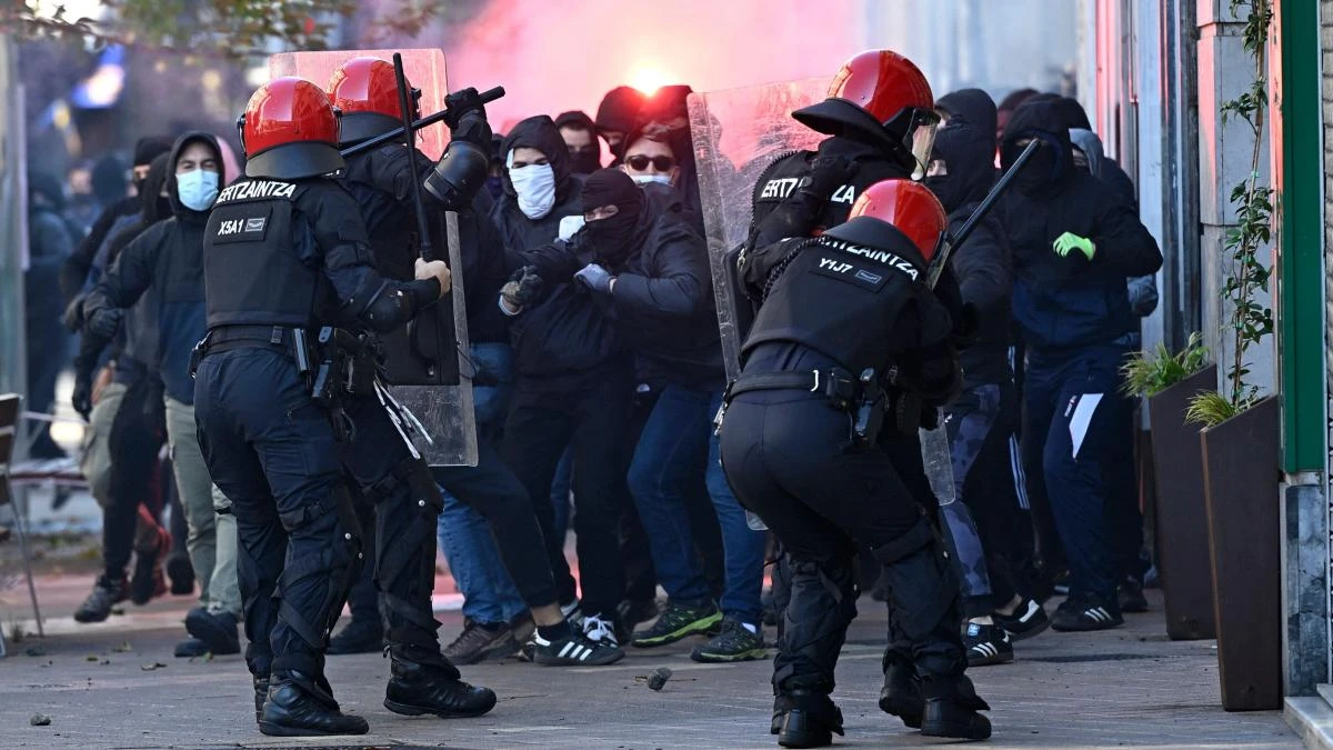 En libertad los 19 detenidos por los incidentes tras el acto de Falange en Vitoria, que dejó 40 heridos
