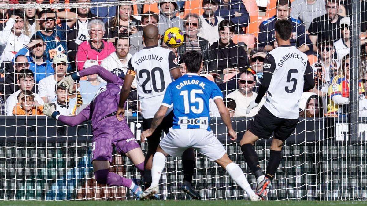 Empate in extremis insuficiente del Valencia, que traspasa el farolillo rojo al Valladolid