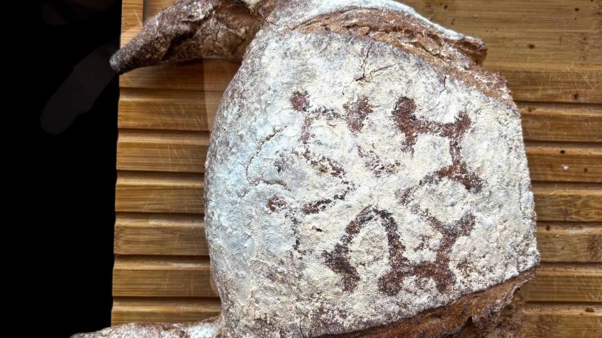 Pan, cuernos y cruz: identidad horneada