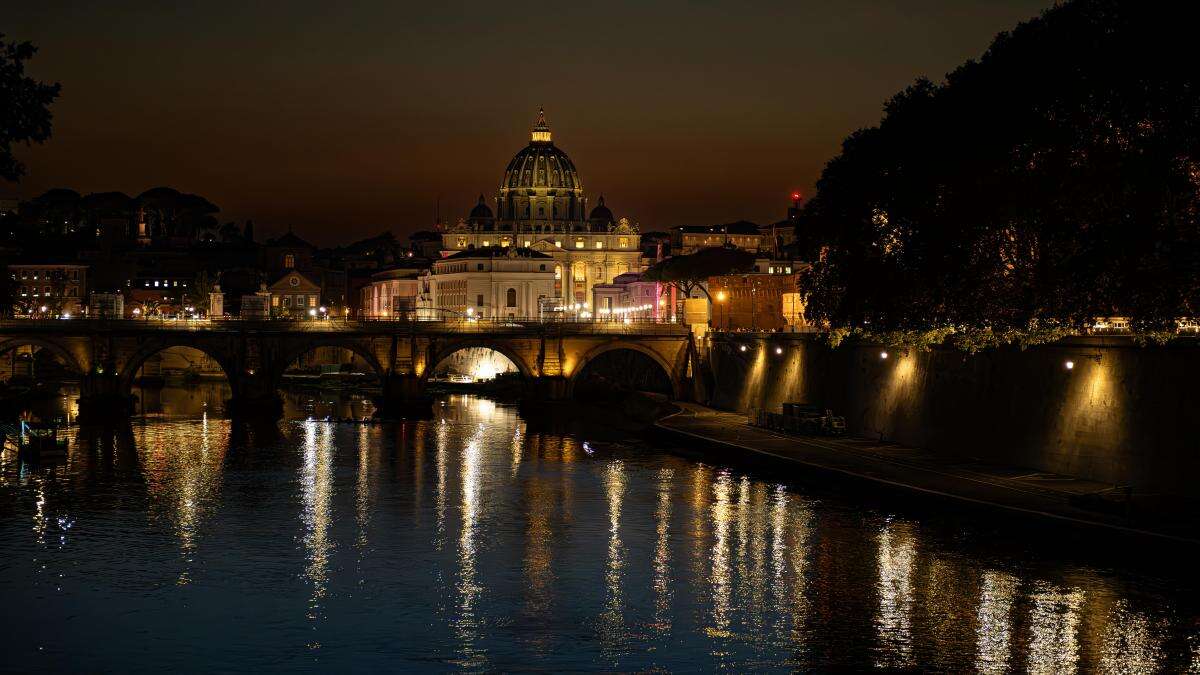 Noche vaticana desde el río Tíber