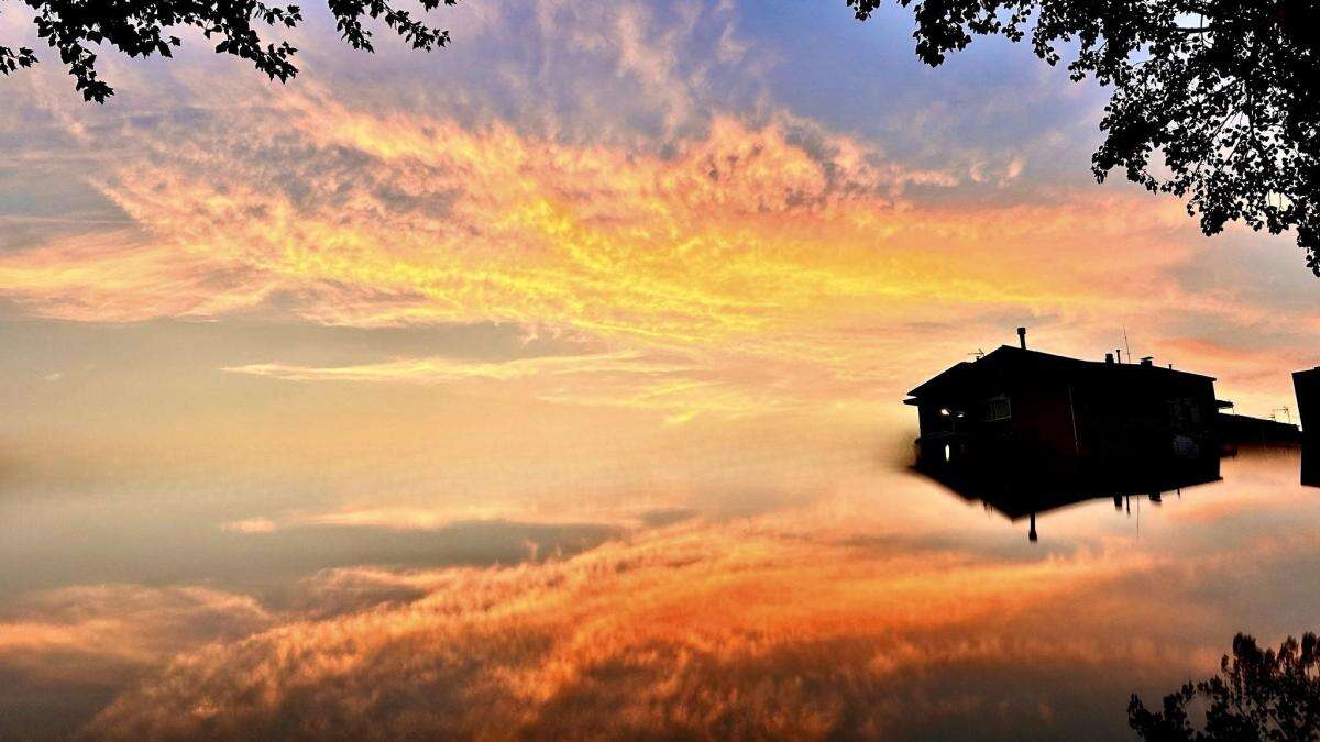 El mágico efecto espejo del cielo en Taradell