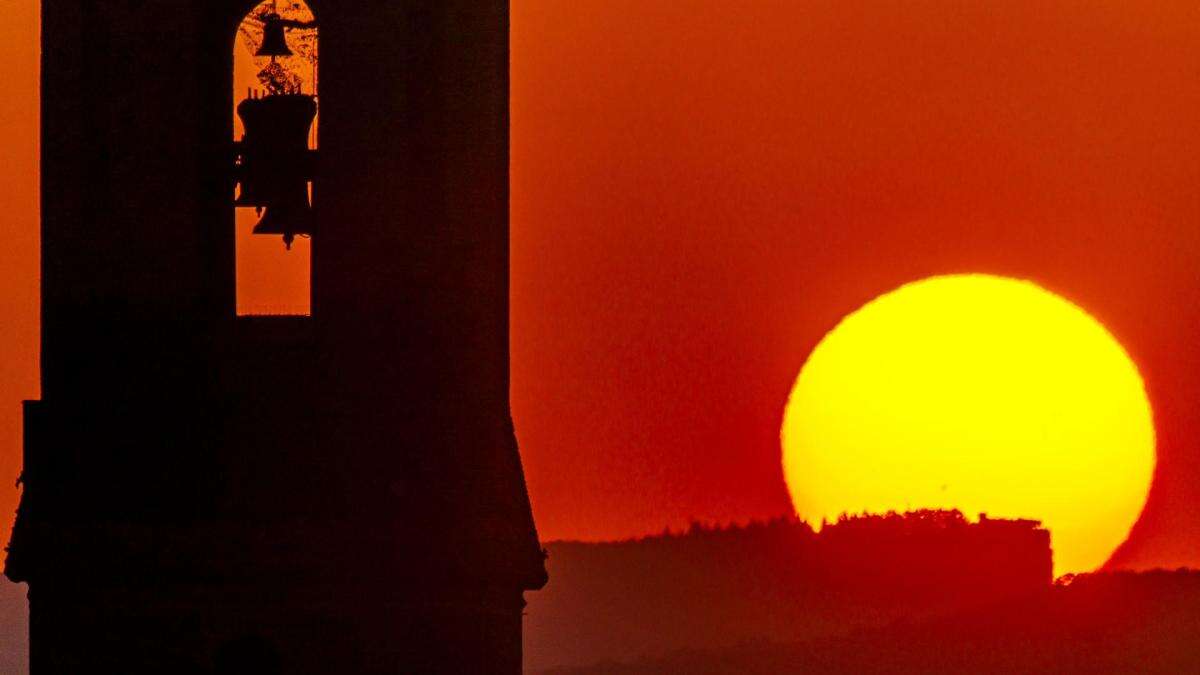 Mira cómo el sol corona el Far al amanecer