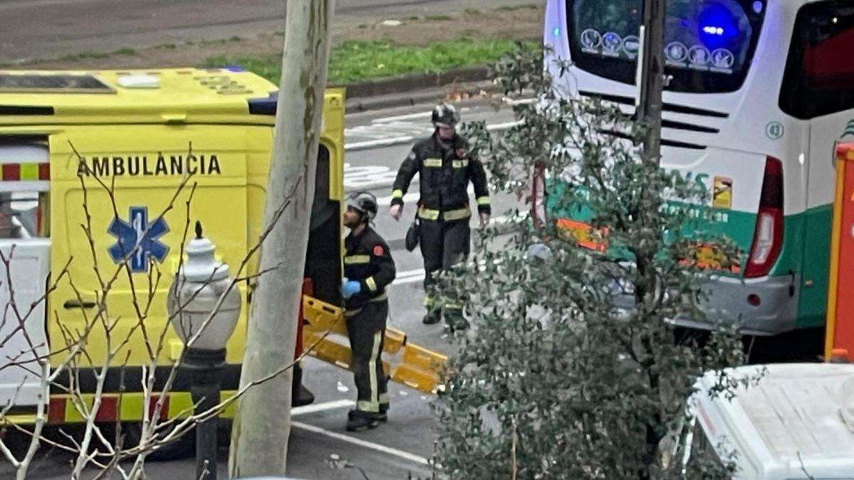 Los trabajos de emergencias tras el accidente de los autocares en la Diagonal, en imágenes