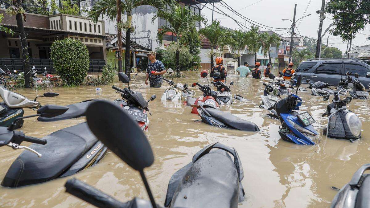 Evacuadas más de 1.200 personas por las inundaciones en Yakarta