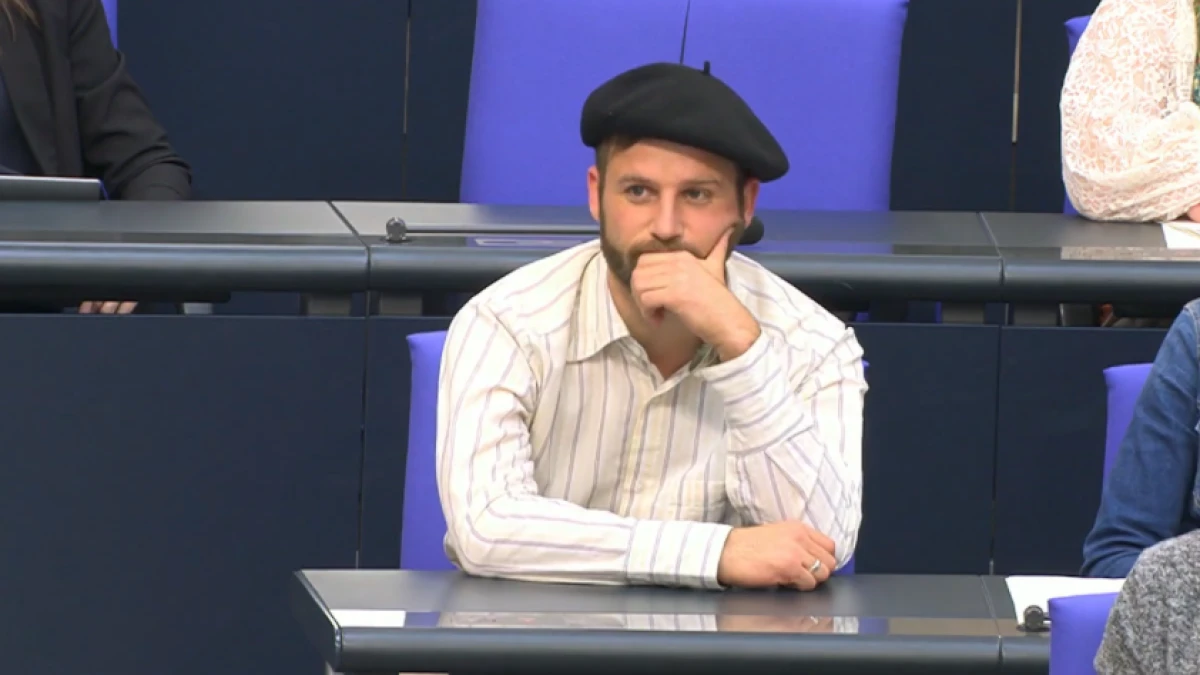 La boina de un diputado del Bundestag abre el debate de qué es “una vestimenta digna”