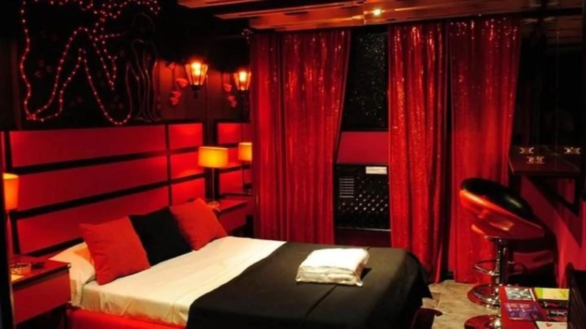 Muere de un infarto en un hotel: pide ayuda, pero la amante se escapa y su esposa tiene que reconocer el cuerpo